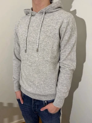 Kashmir hoodie - Säljer en stilren kashmir hoodie 