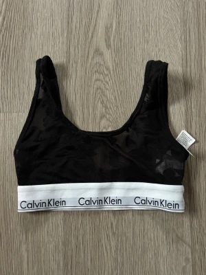 Calvin Klein bralette - Mjuk bh från Calvin Klein, endast testad pga fel storlek! Superfin lite geneomskinlig blomdetaljer & djup rygg 🖤