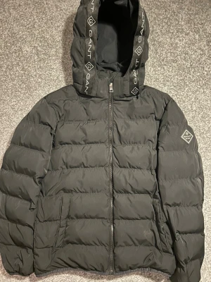 Gant jacka  - Säljer en riktigt fin mörkblå gant jacka i väldigt fint skick. Passar perfekt nu till våren och till kommande höst. Tveka inte på att höra av dig vid fler frågor🙌