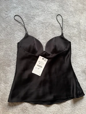 Satin linne  - Svart linne från zara prislapp kvar storlek s💕