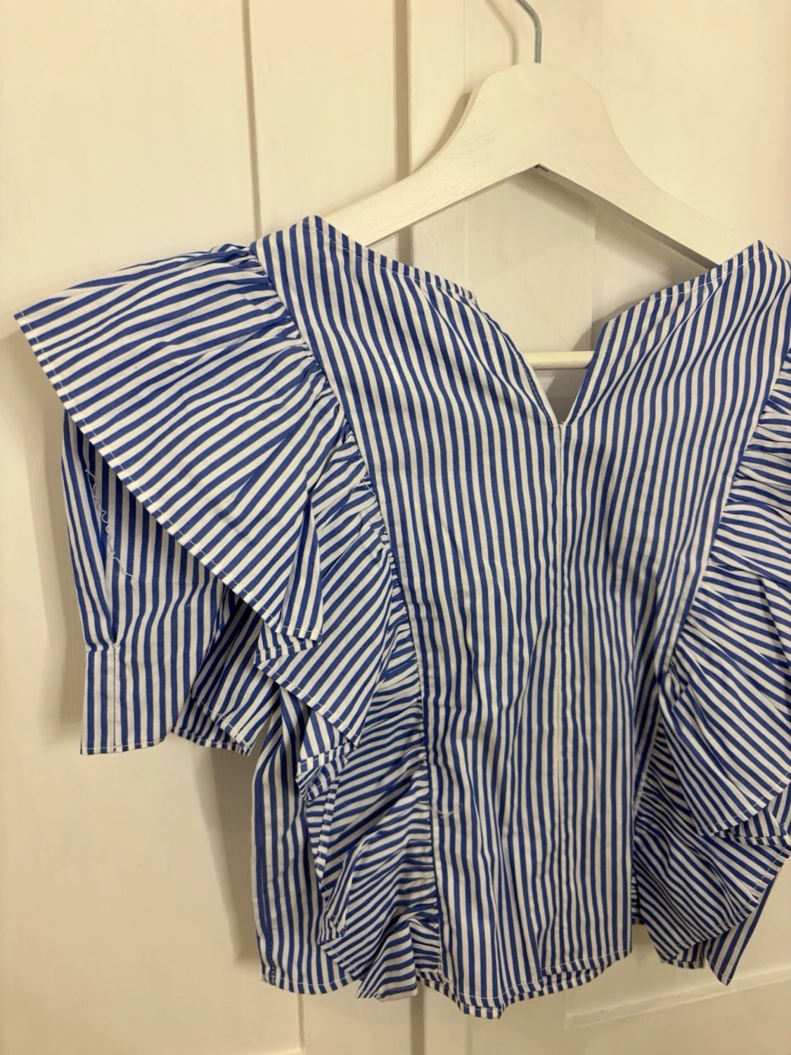 Blåvit randig blus med volanger - 4