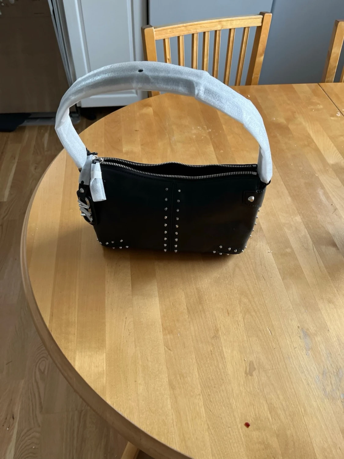 Svart handväska med nitar - 1