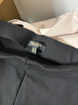 Svarta stirrup leggings från Massimo dutti  - Säljer ett par svarta stirrup leggings från Massimo dutti. De har klassisk, tight passform och fotstrappar som håller dem på plats. Materialet är stretchigt och bekvämt, perfekt för en trendig och clean look.