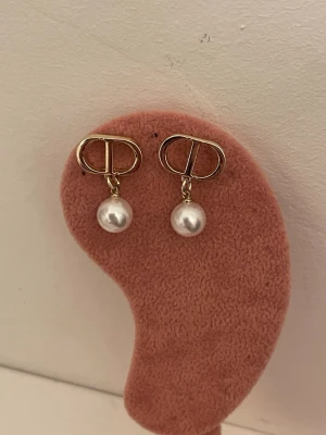  örhängen med pärldroppe - Mode örhängen guld färg.