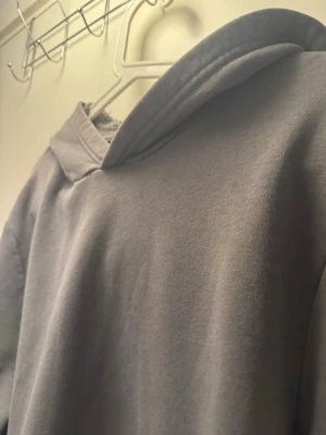 Grå hoodie med luva – strl XXL (passar XL) – fint skick - Säljer en grå hoodie med luva i storlek XXL, men passar bättre som XL. Den är inte så tjock, perfekt som ett lättare plagg för vår/sommar eller att ha under jacka. I bra skick utan större slitage. Säljes då den inte används. Kan hämtas eller skickas (köparen står för frakt). 