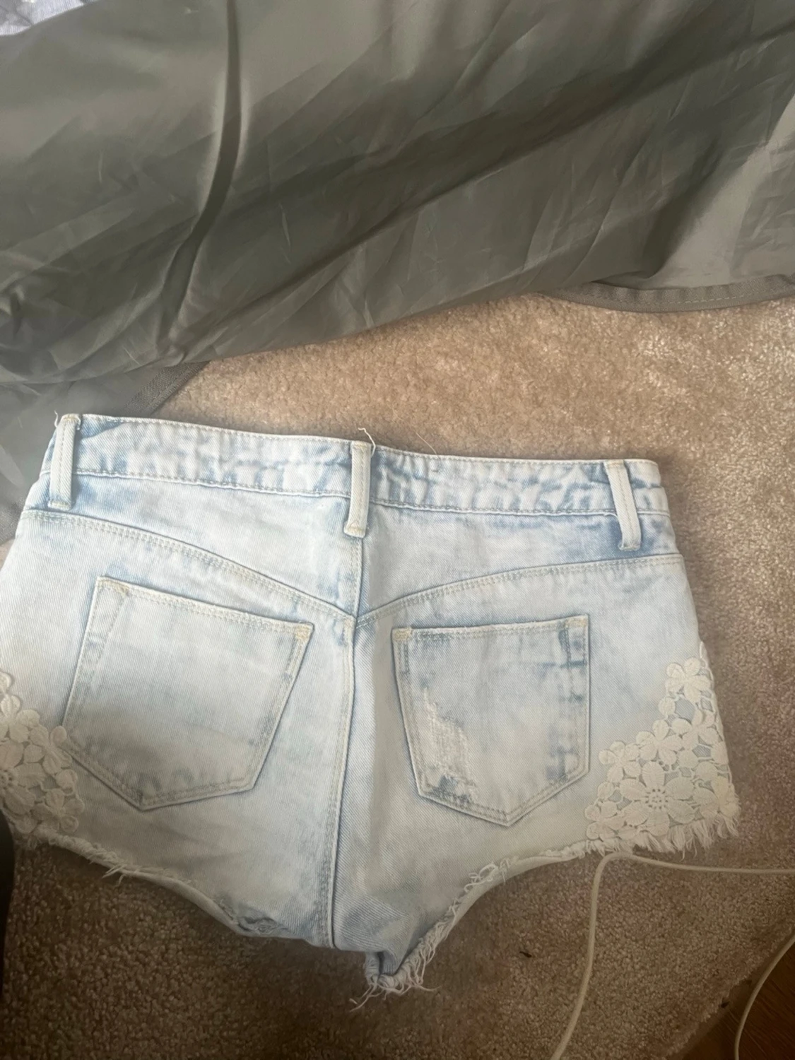 Ljusblå jeansshorts med spetsdetaljer - 1