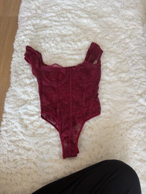 Body - En fin body som jag fått men var för liten. Den är aldrig använd och är i nyskick!