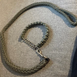 Grön flätad hundkoppel med halsband - Säljer ett grön flätat hundkoppel med matchande halsband. Kopplet är gjort av slitstarkt rep och halsbandet har en metallkedja och karbinhake för enkel fastsättning. Perfekt för promenader med din lite hund. Har suttit på en akita & en amstaff. 