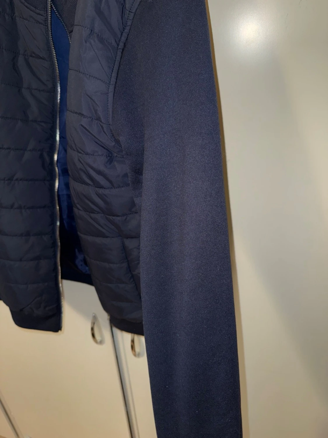 Mörkblå pufferjacka med dragkedja - 1