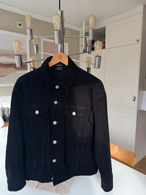 Manchester Jacka - Tja, säljer min manchester jacka från Urban Outfitters. Storleken är xs men den sitter som en S. Optimal passform om man är mellan 160-173cm. Inga defekter. Skriv för frågor & funderingar 