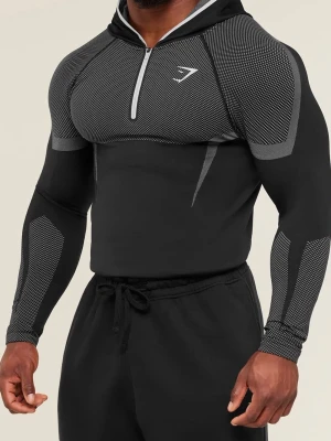 Gymshark onyx v5 grå - Snygg svart träningshoodie från Gymshark med halv dragkedja och huva. Tight passform med gråa meshdetaljer på axlar och ärmar. Perfekt för gymmet eller löprundan. Tillverkad i stretchigt funktionsmaterial som andas.