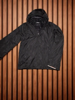 Replay vindjacka - Väldigt snygg jacka ifrån Replay, den är vindtät och har en ren design som inte sticker ut alldeles för mycket.