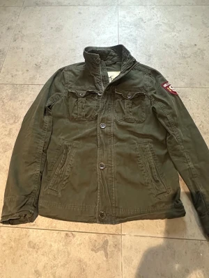 Hollister jacka vintage  - Säljer denna sjukt populära och feta jackan som har ett sjukt bra skick. Tveka inte på att ställa frågor 