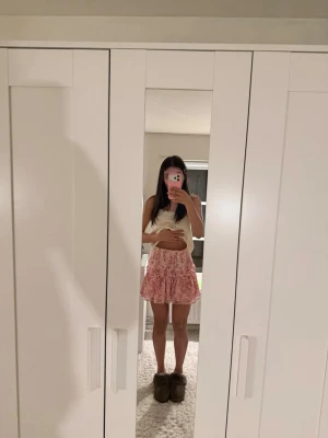 Rosa kjol med volang - Söt kort kjol! Brukar själv vika ner i midjan vid användning😊🩷