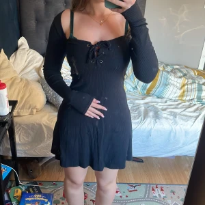 Klänning  - En gullig svart långärmad klänning från Topshop💕 strl S/36. Bra skick knappast använd. Skriv till mig om du har några frågor!💞