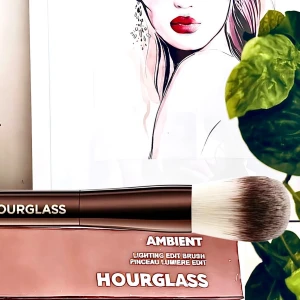 Ambient Lighting Edit Brush från Hourglass! - Ambient™ Lighting Edit Brush från Hourglass är en multi-tasking borste med två mångsidiga borsthuvuden som kan användas för en mängd olika produkter, inklusive puder, rouge, bronzer och highlighter.   Innehåller PETA-godkända högkvalitativa, extremt mjuka Taklon-borst. Rejäla metallhandtag gör det enkelt att blanda och applicera produkterna. Perfekt storlek för alla Ambient® Lighting Palettes och andra puder i reseformat. Vegansk.   Plomberad med kartong (bilder tagna med min egen borste).