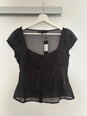 Prickig blus  - Prickig blus från Motel Rocks i storlek XS. Skulle dock säga att den är mer som en S. Aldrig använd och lappen kvar🩷