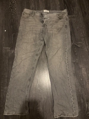 Grå  jeans från Jack and Jones  - Säljer ett par grå jeans från jack and Jones med rak passform och klassisk femficksdesign. Mycket bra skick, storlek 31/31. 300 kr 
