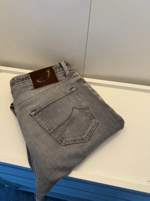 Jacob Cohen jeans - Ett par riktigt schyssta jeans från Jacob Cohen. Bra skick. Lagade utav skräddare i grenen. Storlek 34