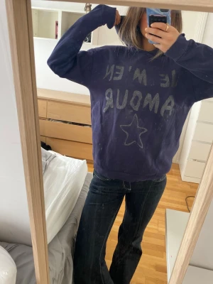 Blå hoddie  - Säljer en blå hoddie med glittrig text på ifrån Gina tricot i storlek 158-164💕