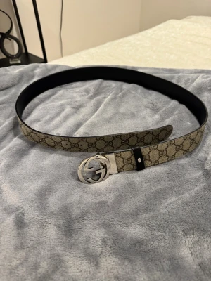 Gucci bälte - Äkta gucci bälte som jag köpte i Köpenhamn och använt ett fåtal gånger på speciella event, säljer då jag köpt ett annat bälte och inte har användning av denna längre. Finns mer bevis på att det är en äkta vara i PM.