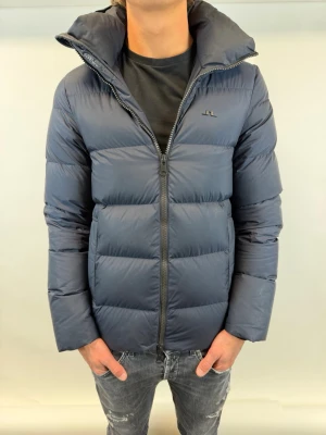 J.Lindeberg Jacka  - Hej! Säljer nu denna väldigt snygga och eftertraktade J.Lindeberg jackan! Jackan är slutsåld överallt och går inte att få tag på… jackan är perfekt nu till vintern Storlek S  Ny pris: 6000 kr Säljs för: 2299 kr