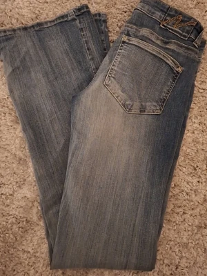 Bootcut jeans - Som nya, använd 2 gånger, endast en mindre slitning på insida lår (se bild).