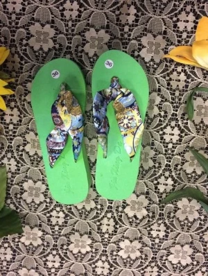 Färgglada flip-flops med mönstrade band - Säljer två par flip-flops med mjuka, tygklädda band i färgglatt paisleymönster. Ena paret har grön sula i storlek 36 och det andra har blå sula i storlek 38. Perfekta för sommaren och stranden. Sulan är i skumgummi och banden i textil. Stlk kvar 36,37 38 och 39 . 99kr / par 