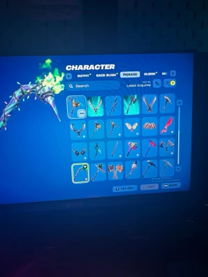 Fortnite-konto med minty axe  - Säljer ett Fortnite-konto med flera unika skins, pickaxes och gliders. Kontot har 33 olika karaktärer och många coola vapen och tillbehör. Perfekt för dig som vill sticka ut i spelet och ha tillgång till exklusiva kosmetiska föremål.
