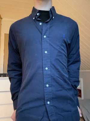 Mörkblå skjorta från Ralph Lauren - Säljer denna Ralph Lauren skjortan i storlek M. Modellen är 175 och väger 65kg.  Skriv vid frågor