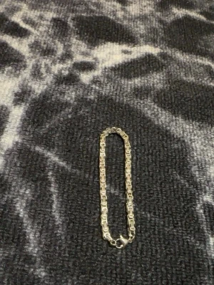 Stainless steel silver armband  - Fick denna rostfritt stål armband som gåva. Nu säljer jag den då jag inte använder. Armbandet är 21 cm långt och 4 mm brett. Skicka ett DM vid intresse! 😃