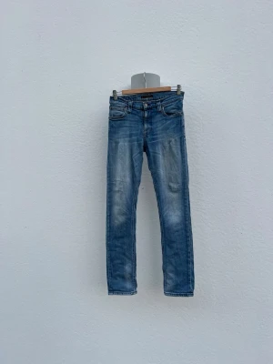 Nudie Jeans! - || Blåa Nudie Jeans || Storlek: 28/30 || Mycket Snygga || Färg: Blå || Inga Defekter || Skick:9,5/10 || Nypris: Ca 1600kr || Mitt pris: 449kr || Pris: Diskuterbart || Skriv Vid Minsta Intresse Eller Fråga! || Bättre Pris Desto Fler Du Köper! ||