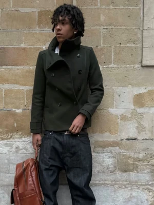 Trendig peacoat Vintage - Känd peacoat som Moise har på sig i sina videos men har en liten slitning i högra axeln men lätt att sy igen. Finns inte längre att köpa någonstans