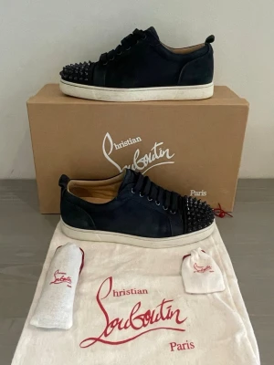 christian louboutin sneakers  - Ett par riktigt shyssta christian louboutin sneakers med nitar i mörkblå färg. Skorna har inte en låda men annat tillbehör kan ändå fås med vid fullpris eller överänskommelse. Jag svarar gärna på frågor och prisförslag mvh😇