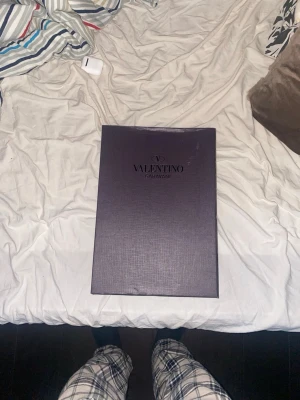Valentino Garavani skor i originalbox - Säljer ett par exklusiva skor från Valentino Garavani i originalbox med dustbag. Perfekta för dig som gillar lyxiga detaljer och italiensk design. Skorna levereras i elegant förpackning och är en riktig modeikon. Dom har andvända 2 gånger