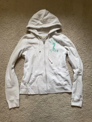 Zip up hoodie hollister  - Vit zip up hoodie ifrån Hollister! 
