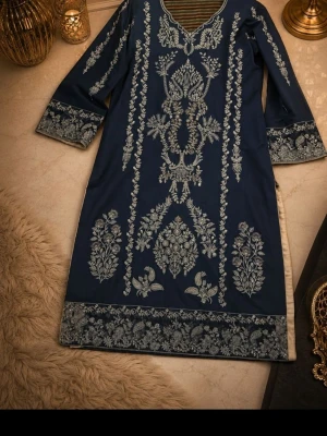 3pc dress with trouser and long scarf - Stilren marinblå klänning med vackra vita broderade mönster framtill och på ärmsluten. Klänningen har trekvartsärm och rak passform, perfekt för dig som gillar detaljer och klassisk design.