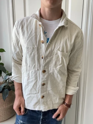 Studio total overshirt  - Studio total overshirt, Manchester. Inga defekter! Modellen i bilderna är 180 cm 75 kg och bär Storlek S passar M , Kom med frågor! 🌟 (Kan gå ned i pris vid köp av paket 😉) 