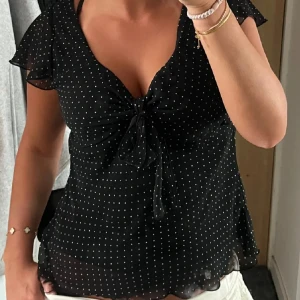 Prickig H&M Blus - Säljer denna superfina prickiga blus från H&M i Storlek 36/S!! Inte mina bilder men den är exakt samma. Inga defekter🥰