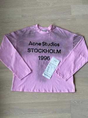Acne studios långärmad t-shirt long sleeve - Strl. M, rosa - tröja - Hej! Jag säljer en supersnygg rosa Acne Studios långärmad t-shirt i Storlek M  Tröjan är i super skick utan några slitage på märket eller andra defekter på materialet  Lång och bekväm tröja gjord av 100% bomull som funkar i alla tillfällen! Kommer från ett djur och rökfritt hem Kan skickas inom samma dag innan klockan 19!   
