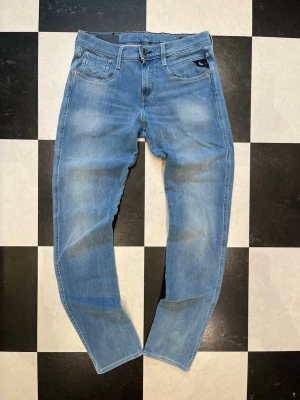 Ljusblå jeans från Replay - Snygga ljusblå jeans från Replay med klassisk femficksmodell och raka ben. Jeansen har en diskret tvättad look och Replay-logga på bakfickan. Lappen där storlek står är avklippt Perfekta för en avslappnad och trendig stil. Tillverkade i mjukt denimtyg för skön känsla. Storlek:W29L30