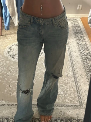 Populära jeans från Zara. - Säljer dessa populära jeans som är använda ett få tal gånger. Stilen på dessa jeans är ganska baggy beroende på storlek med en ”sliten” modell. Jätte bekväma och coola. Passar mig som är 165cm lång.🌸