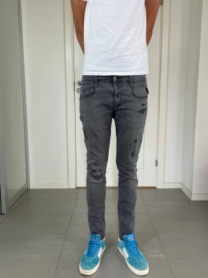 Replay Anbass Jeans - Säljer nu dessa Replay Anbass Jeans med snygga slitningar i populär design, W30 o L30 med mått ca 36,5-37 o 100 cm. skriv för fler bilder/frågor🙌🏼