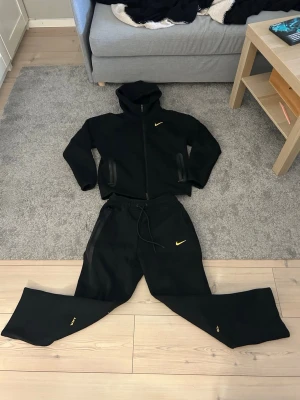 Nike nocta  tracksuit - Inga defekter perfekt skick. Mått: byxlängd: 90 cm. Hoodielängd: 70 cm