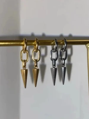 Örhängen med kedja och konhänge - Jättefina örhängen i rostfritt stål ❣️Modell Emelie finns i både guld och silver 