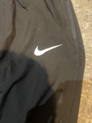 Nike byxor - Svarta byxor från nike som är änvänd som ny och den har inga skador. Storlek S men passae som M. Passar från 165cm till 172. Svarar snabbt och skickar direkt vid köp