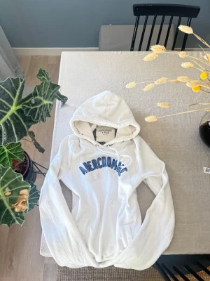 Vit hoodie från Abercrombie & Fitch - Nytt skick