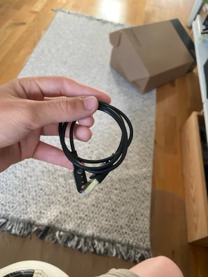Klocka från Triacle - Säljer en svart smartklocka från Triacle inklusive laddare. Klockan funkar exakt som den ska. Armbandet är med lite strävt tyg (justerbart). Perfekt både som sport klocka men också all around. Lägsta pris 450kr