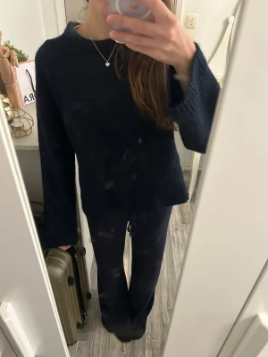 Mörkblå stickad tröja - Mysig mörkblå stickad tröja!💞💞