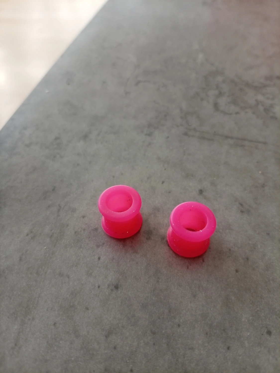 Rosa silikonplugs till töjda öron